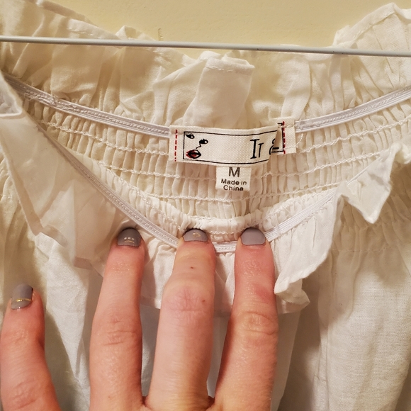 Adorable flowy top - Picture 3 of 4